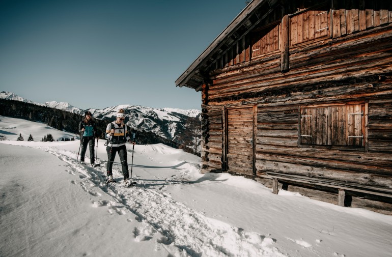 Schneeschuhwanderung durch die verschneiten Berge im Großarltal